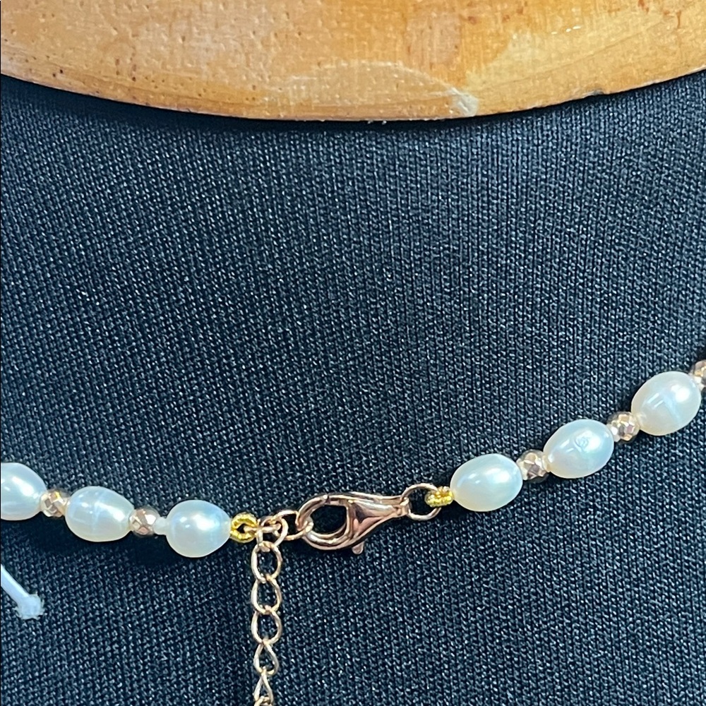 Elegant Pearl Necklace - Picture 3 of 4